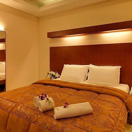 Dhanunjayas Luxury Hotel Hosūr Exteriör bild
