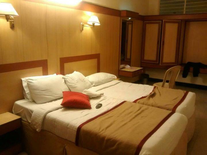 Dhanunjayas Luxury Hotel Hosūr Exteriör bild